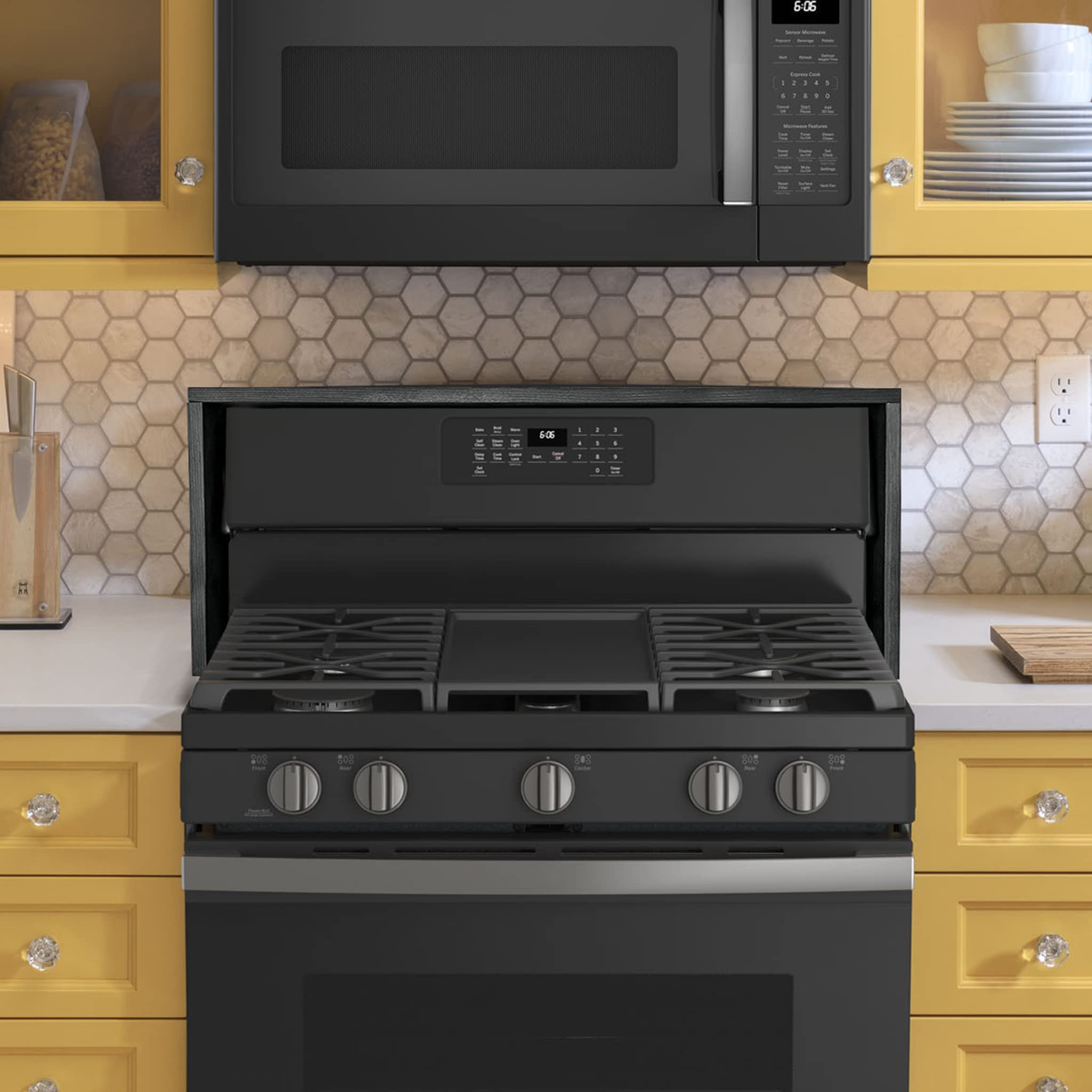 RELODECOR uso diario en la cocina con especias a mano