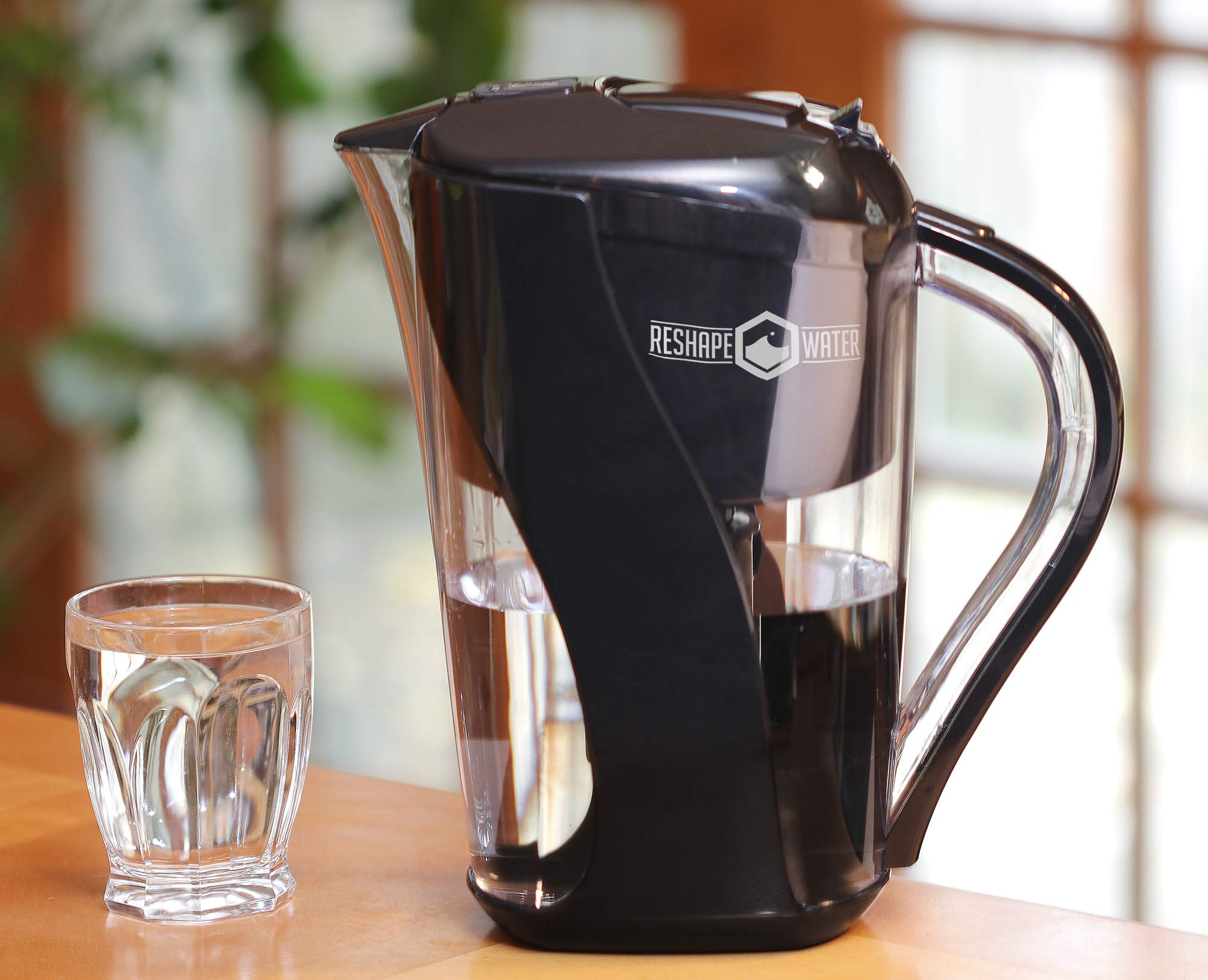 Reshape Water eleva el pH con minerales naturales para agua más suave.