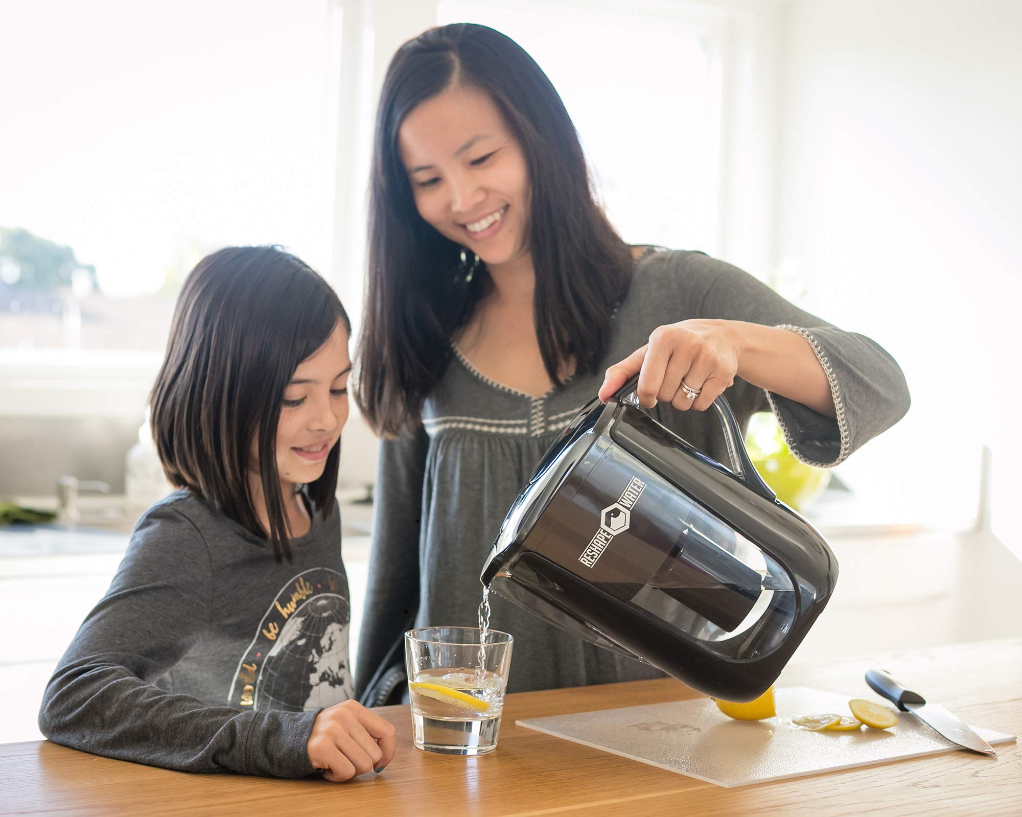Reshape Water elimina fluoruro y cloro para agua más clara y agradable.