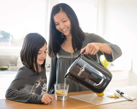 Reshape Water elimina fluoruro y cloro para agua más clara y agradable.