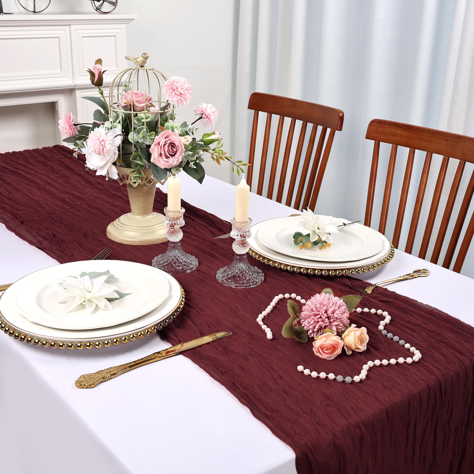 RestfulGlow bordes delicados en gasa burdeos, acabado elegante para la mesa.