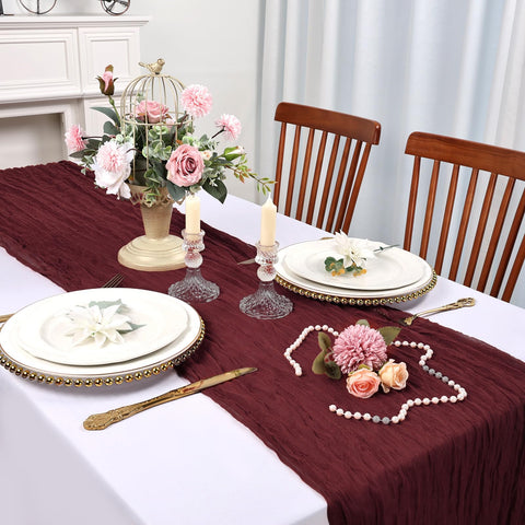 RestfulGlow bordes delicados en gasa burdeos, acabado elegante para la mesa.