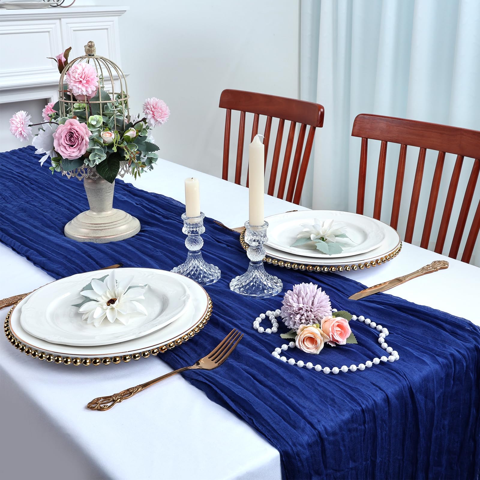 Mesa de boda decorada con camino de mesa azul real