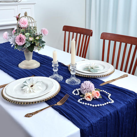 Mesa de boda decorada con camino de mesa azul real