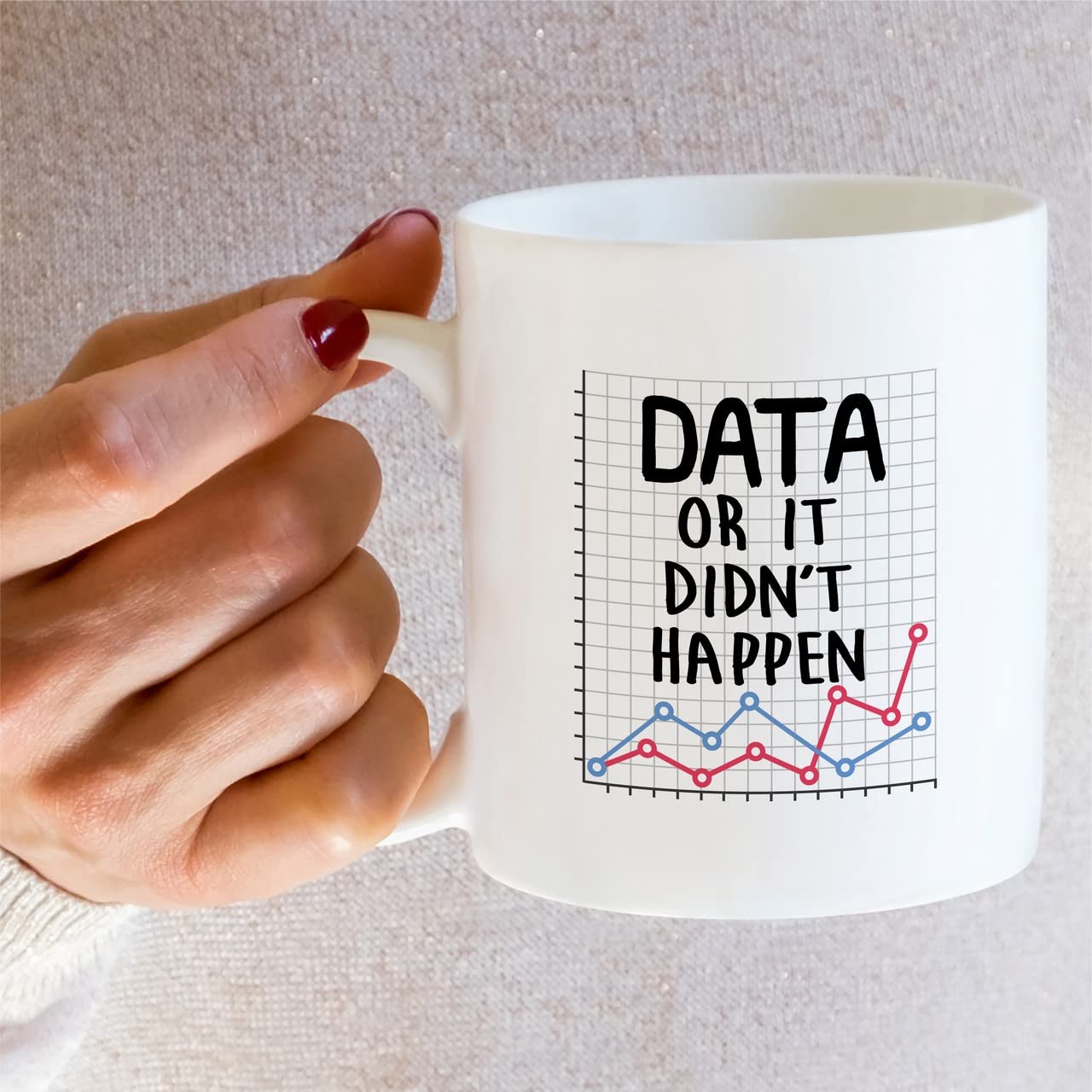 Taza Retreez datos y humor, uso diario en escritorio.