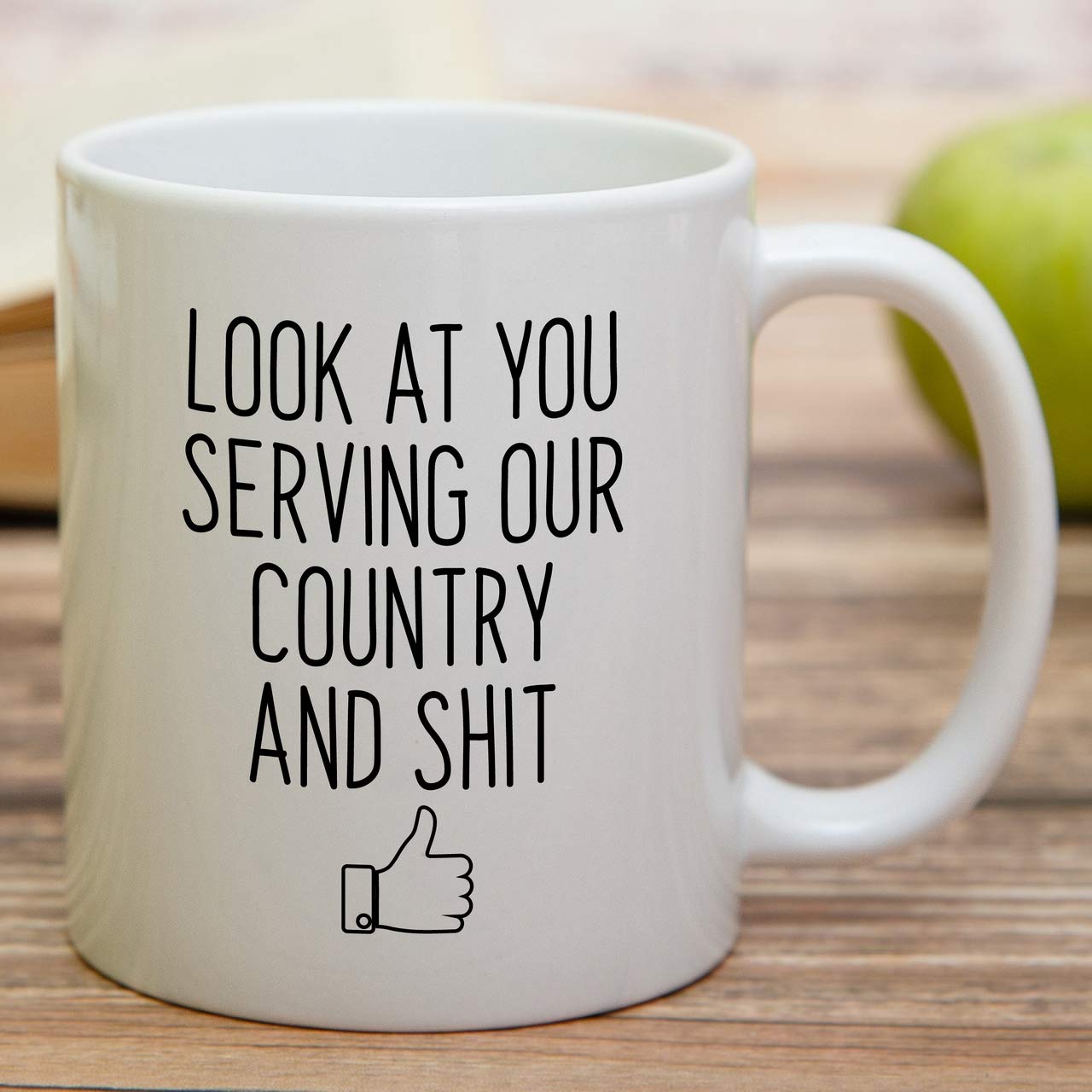 Taza Retreez cerámica duradera, segura para microondas y lavavajillas.
