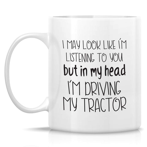 Taza Retreez en dorso con mensaje divertido, perfecta para pausas cafetera.