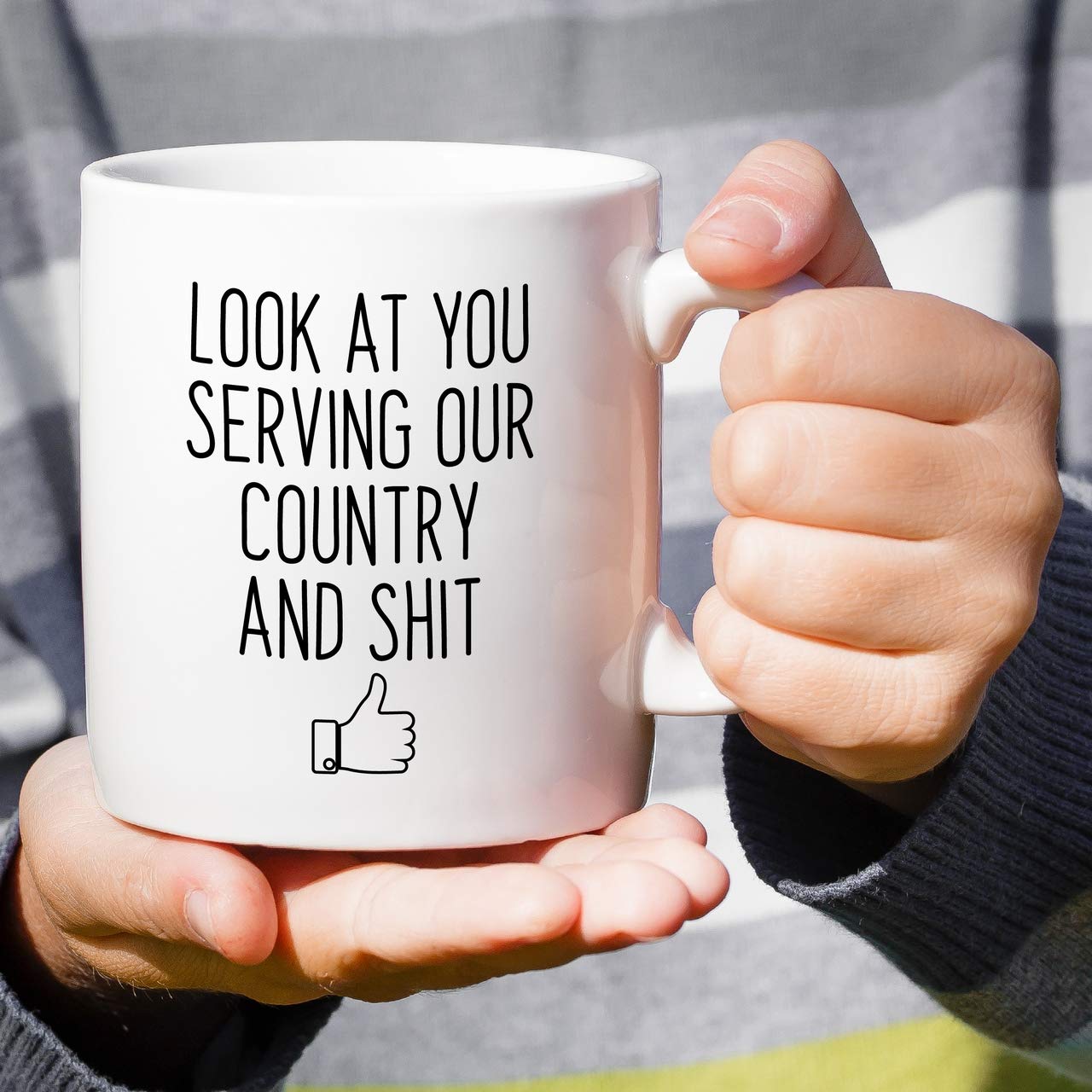Taza Retreez forma cilíndrica clásica, cómoda en la mano.