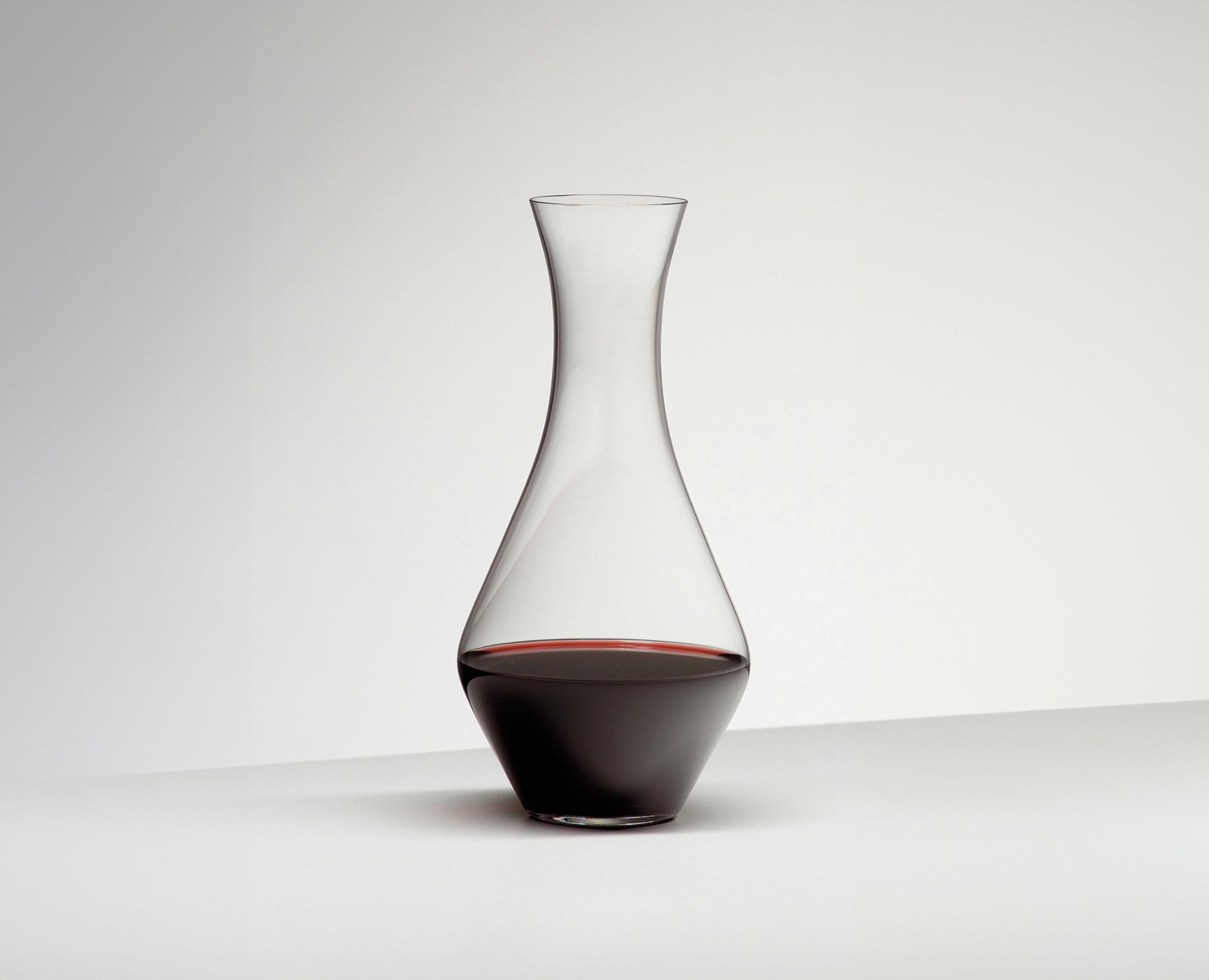 Riedel Cabernet Magnum Decantador, detalle del cuello para un vertido seguro.