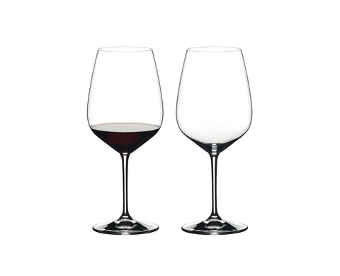 Vaso Riedel Corazón a Corazón para Cabernet Sauvignon, ideal para maridar con carnes rojas.