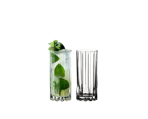 Vaso alto Riedel para cocteles con cubos de hielo, mejora la presentación y equilibrio.