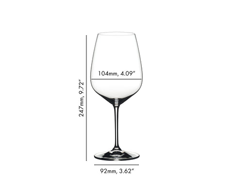 Capacidad de 28,22 onzas del vaso Riedel Extreme Cabernet.