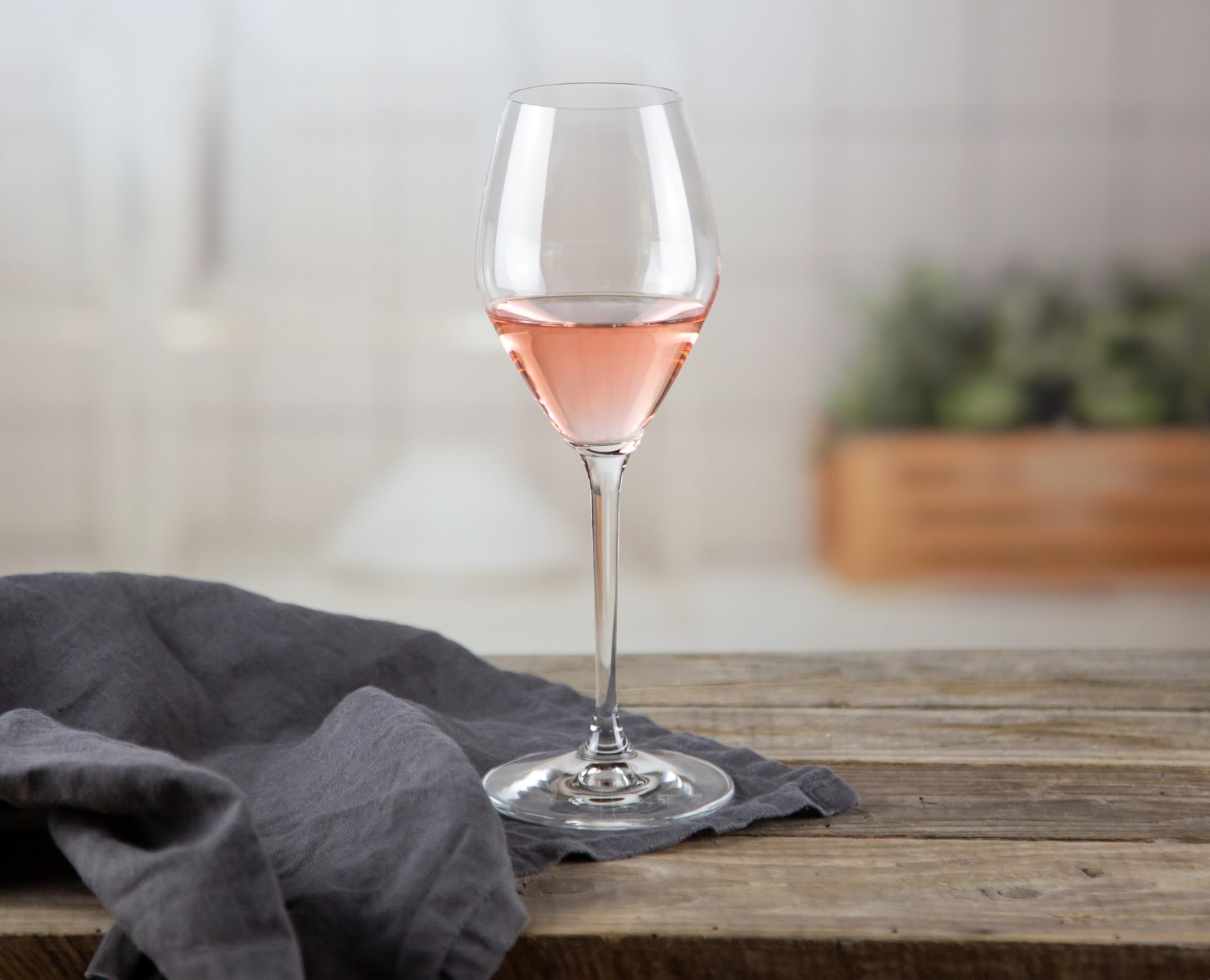 Primer plano de la boca del vaso Rosé Extreme para apreciación del arôme.