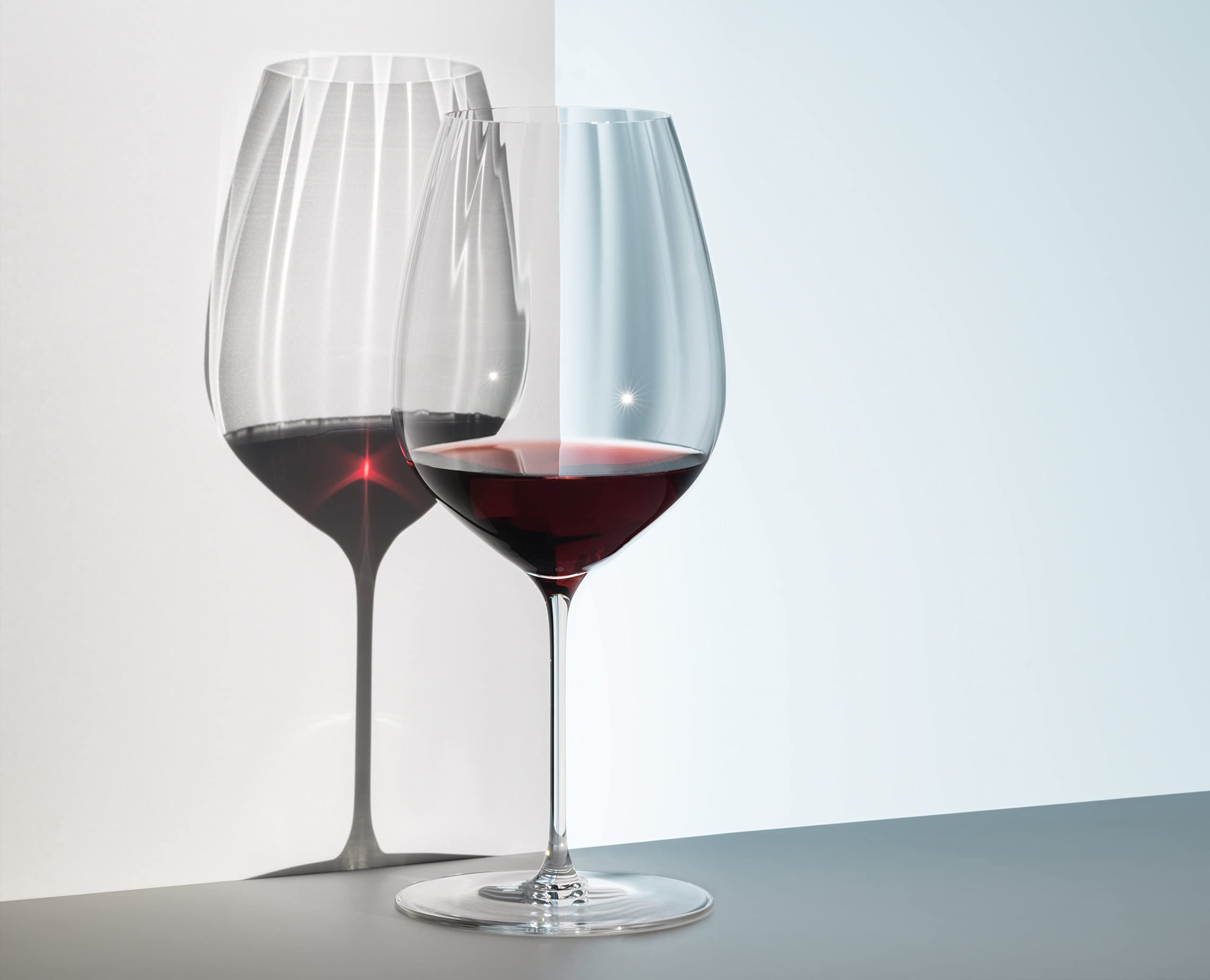Riedel Performance Cabernet/Merlot tallo delgado para elegancia en la mesa.