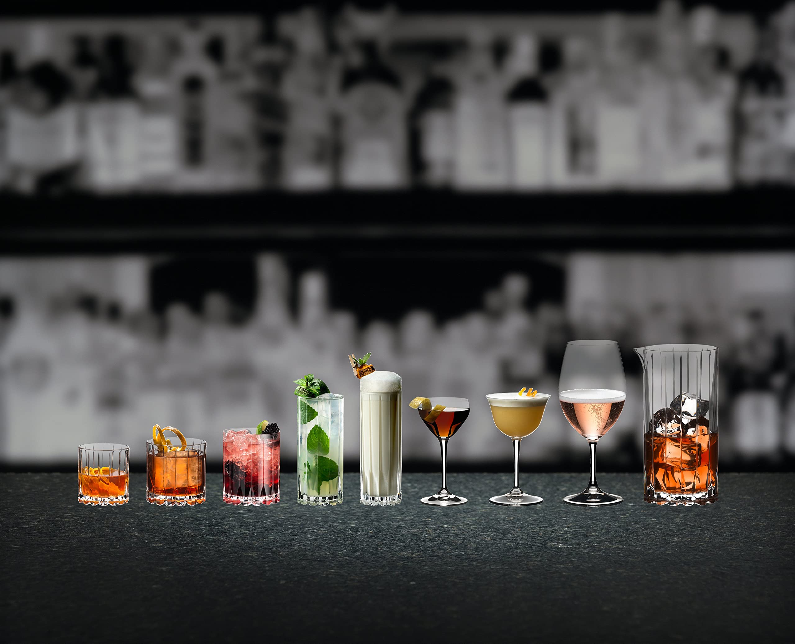 Uso versátil de los vasos Riedel para cócteles en casa o bar.