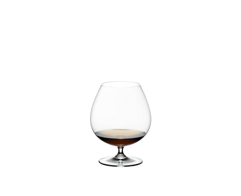 Vaso con boca ancha de Riedel Vinum Brandy, mantiene la temperatura ideal para sabores.