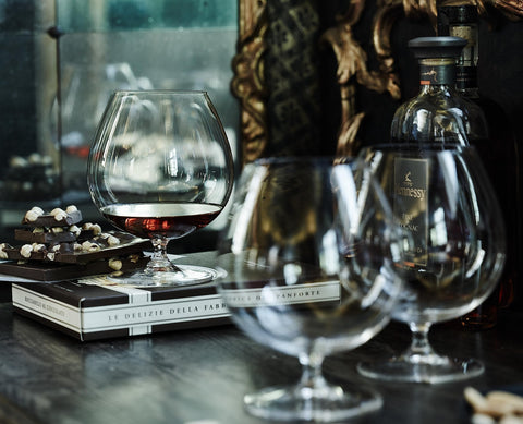 Copa con forma de globo de Riedel Vinum Brandy, concentra aromas para una experiencia rica.