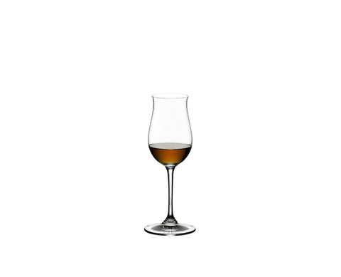 Presentación elegante de la copa Riedel Vinum Cognac Hennessy en la mesa.