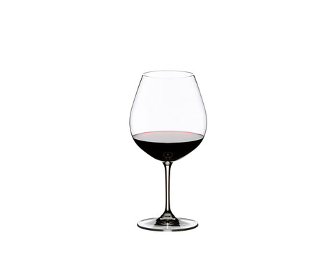 Copa Riedel Vinum Pinot Noir Borgoña, tallo alto facilita manejo estable durante el servicio.
