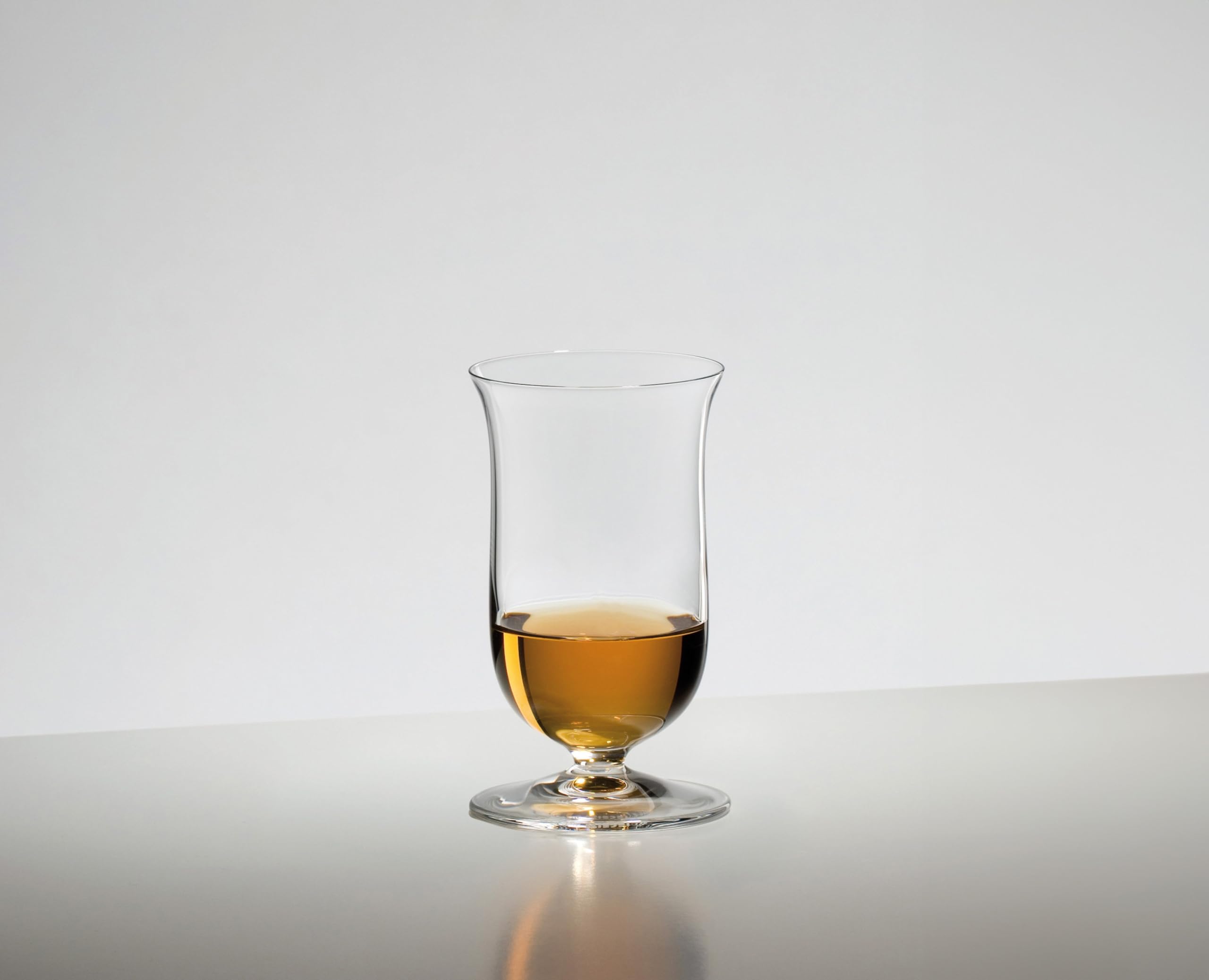 Copa Riedel Vinum Single Malt Whisky con borde curvado que dirige el espíritu.