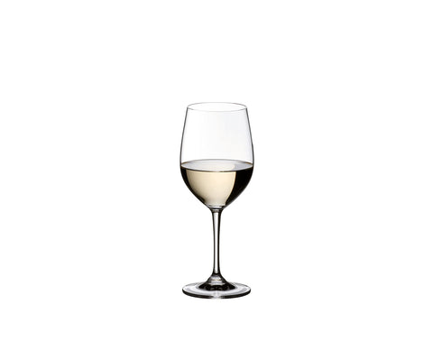 Copa Riedel Vinum Viognier/Chardonnay, detalle lateral, enfatiza textura aterciopelada.