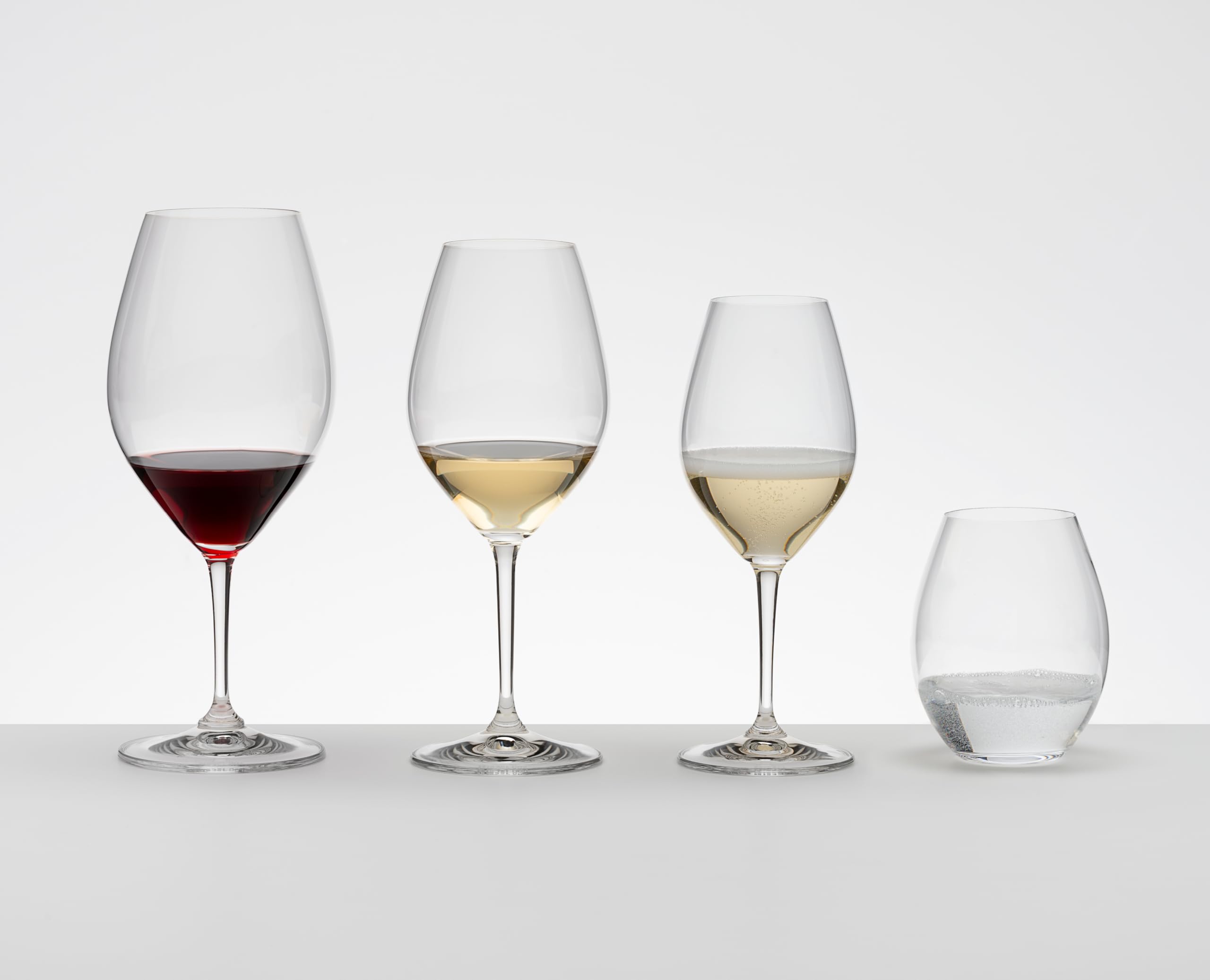 Altura de 22,1 cm de Riedel Wine Friendly para presentaciones elegantes.