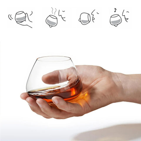 Ambiente de degustación con vasos RILOST para whisky en mesa.