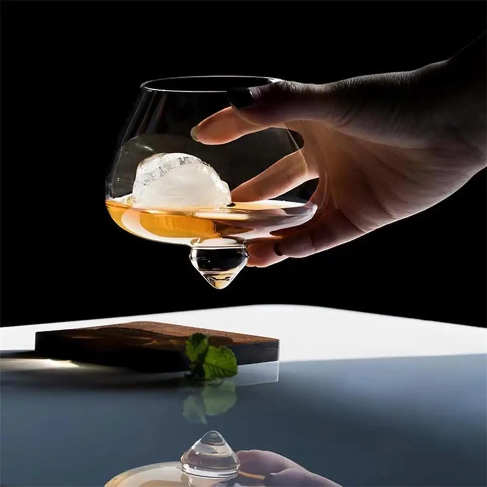 Vaso RILOST whisky rotatorio elegante para servir y degustar.