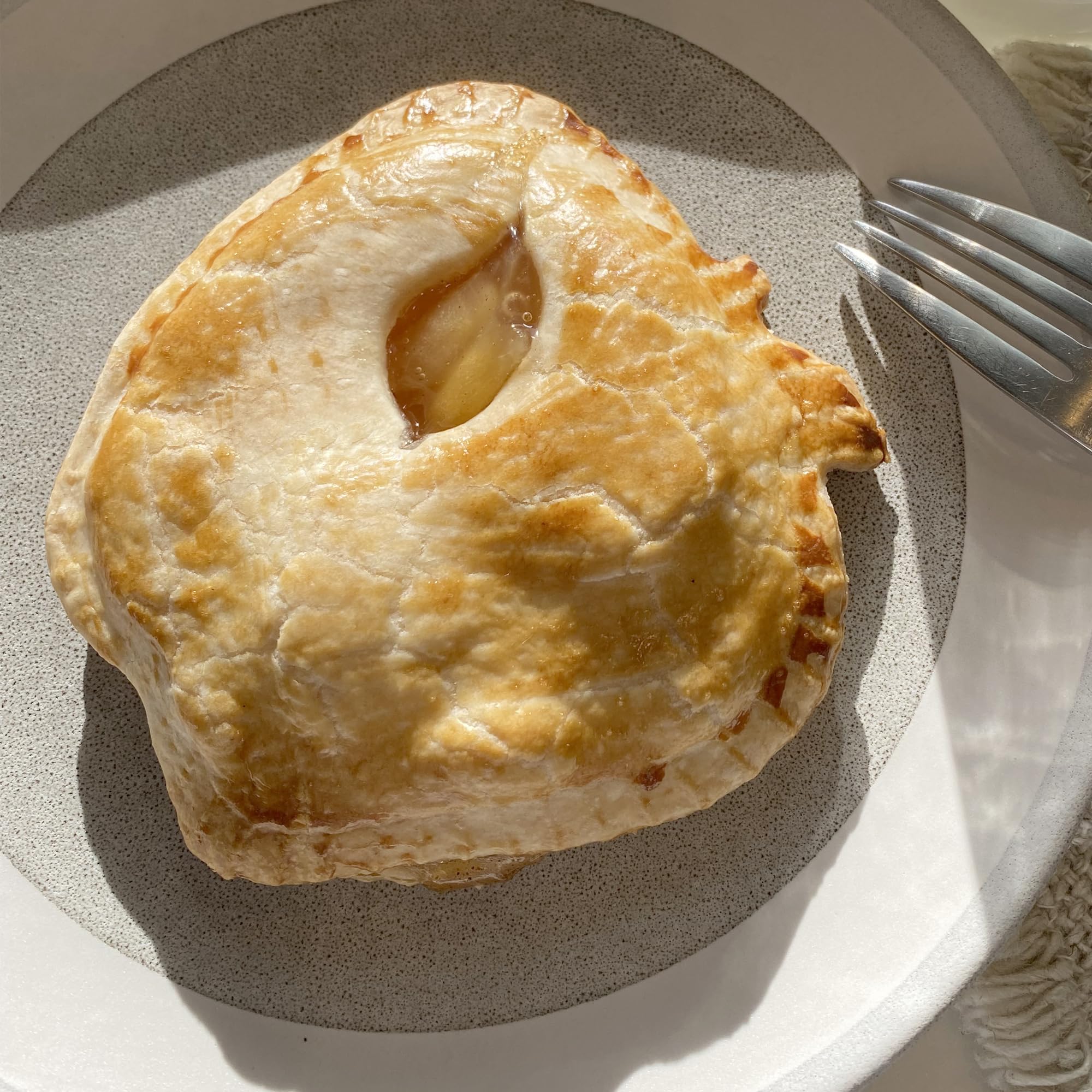 R&M Creador de pastelitos de bolsillo, diseño compacto para cocinas pequeñas.