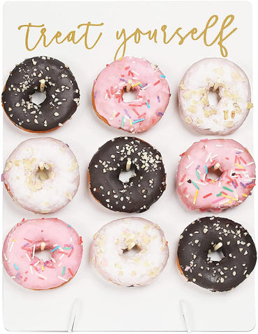 Rmeosye muro de donas exhibe 9 donas para una mesa de postres llamativa