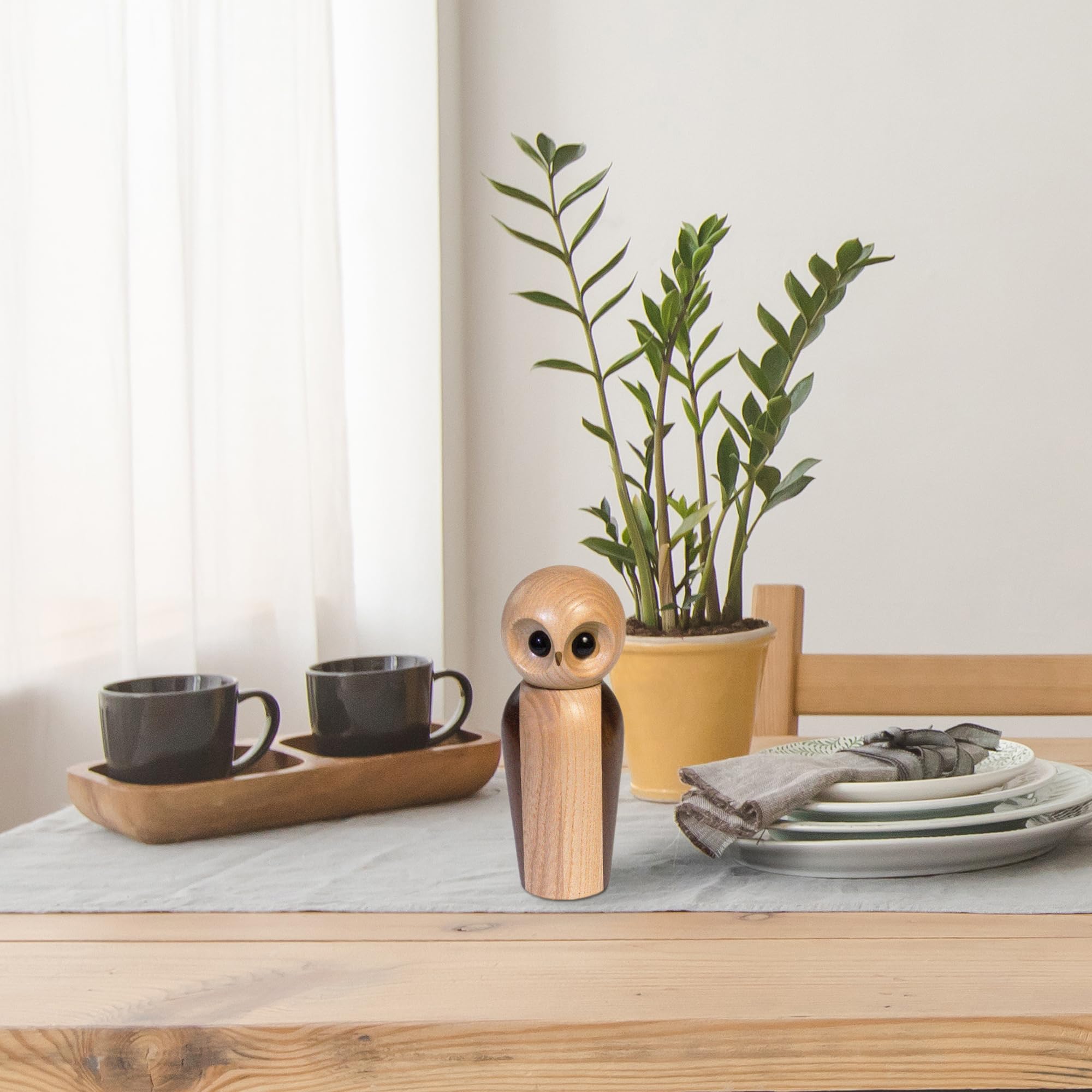 Rock & Branch buho detalle ojos añade encanto a la mesa.