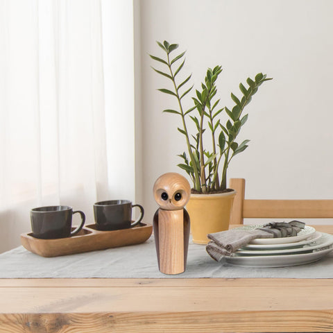 Rock & Branch buho detalle ojos añade encanto a la mesa.