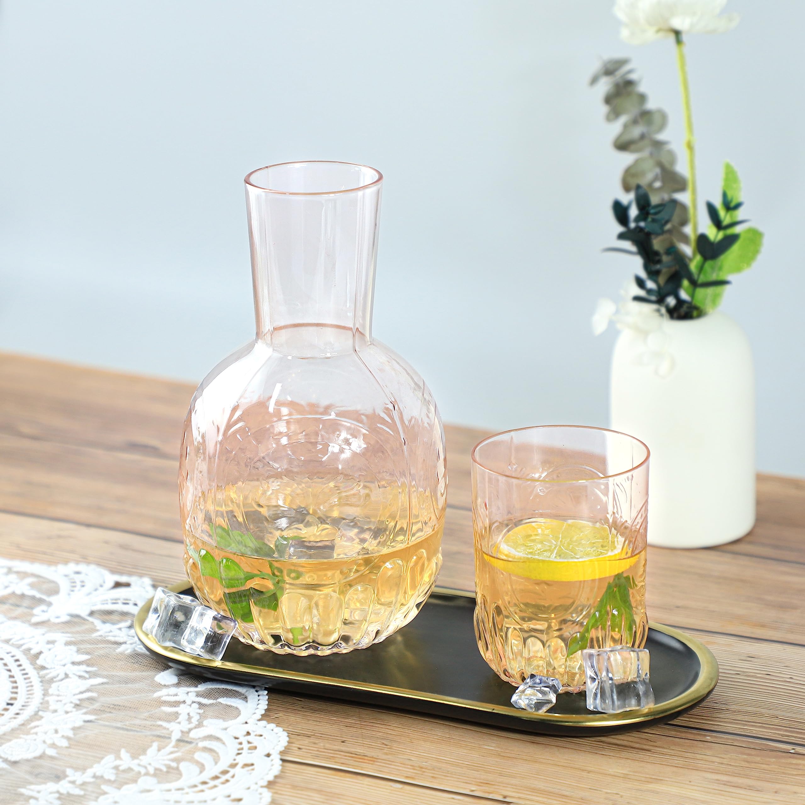 RockTrend conjunto jarra-vaso con relieve, decoración elegante para mesa de noche.