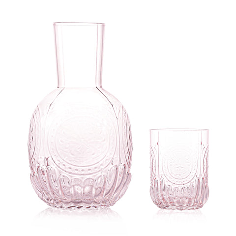 RockTrend jarra de vidrio en mano, comodidad al beber agua.
