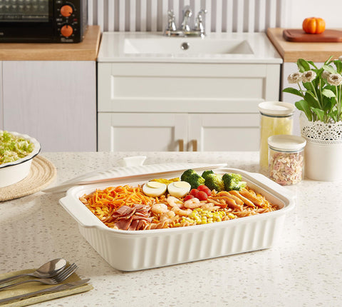 Bandeja lasaña Roeveca 13,5x9 pulgadas blanca con tapa para almacenar y recalentar.