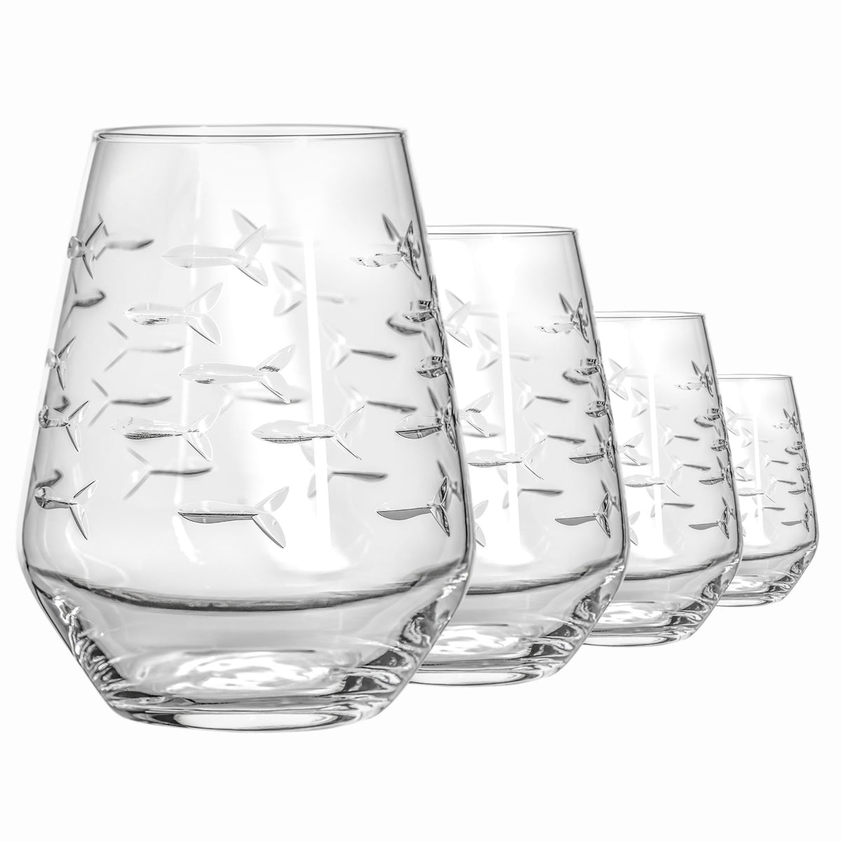 Rolf Glass muestra el diseño pez-escuela en un vaso sin tallo de 18oz para bebidas.