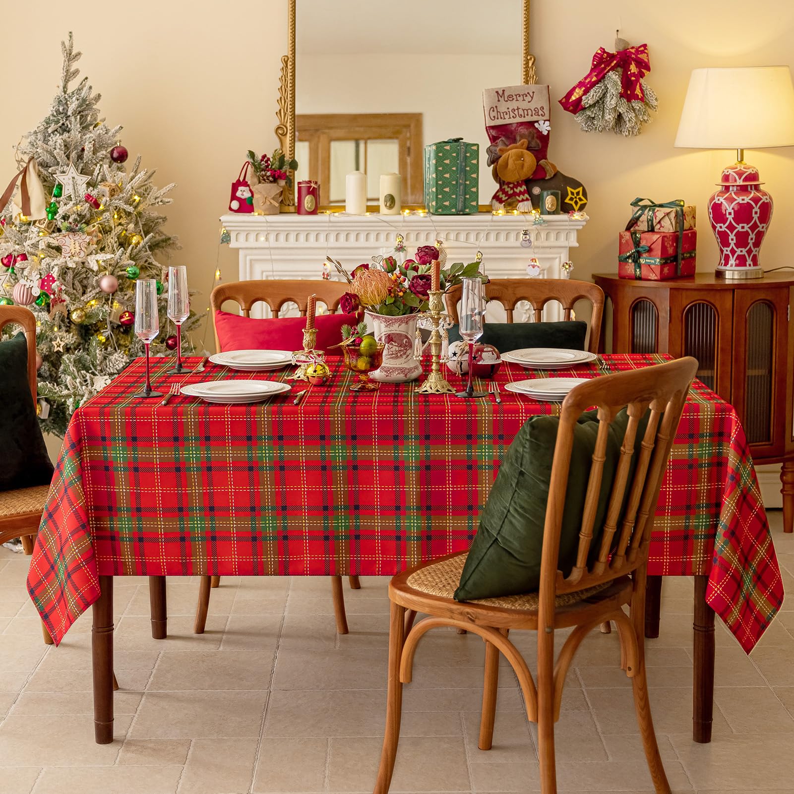 Escena de cena con mantel Romanstile para fiestas navideñas