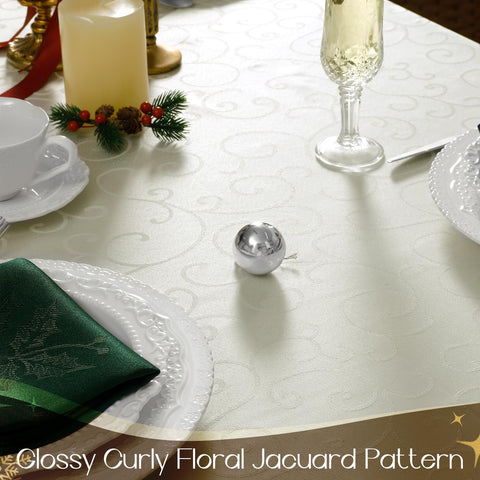 Romanstile mantel navideño con poinsettia y hojas para mesa elegante.