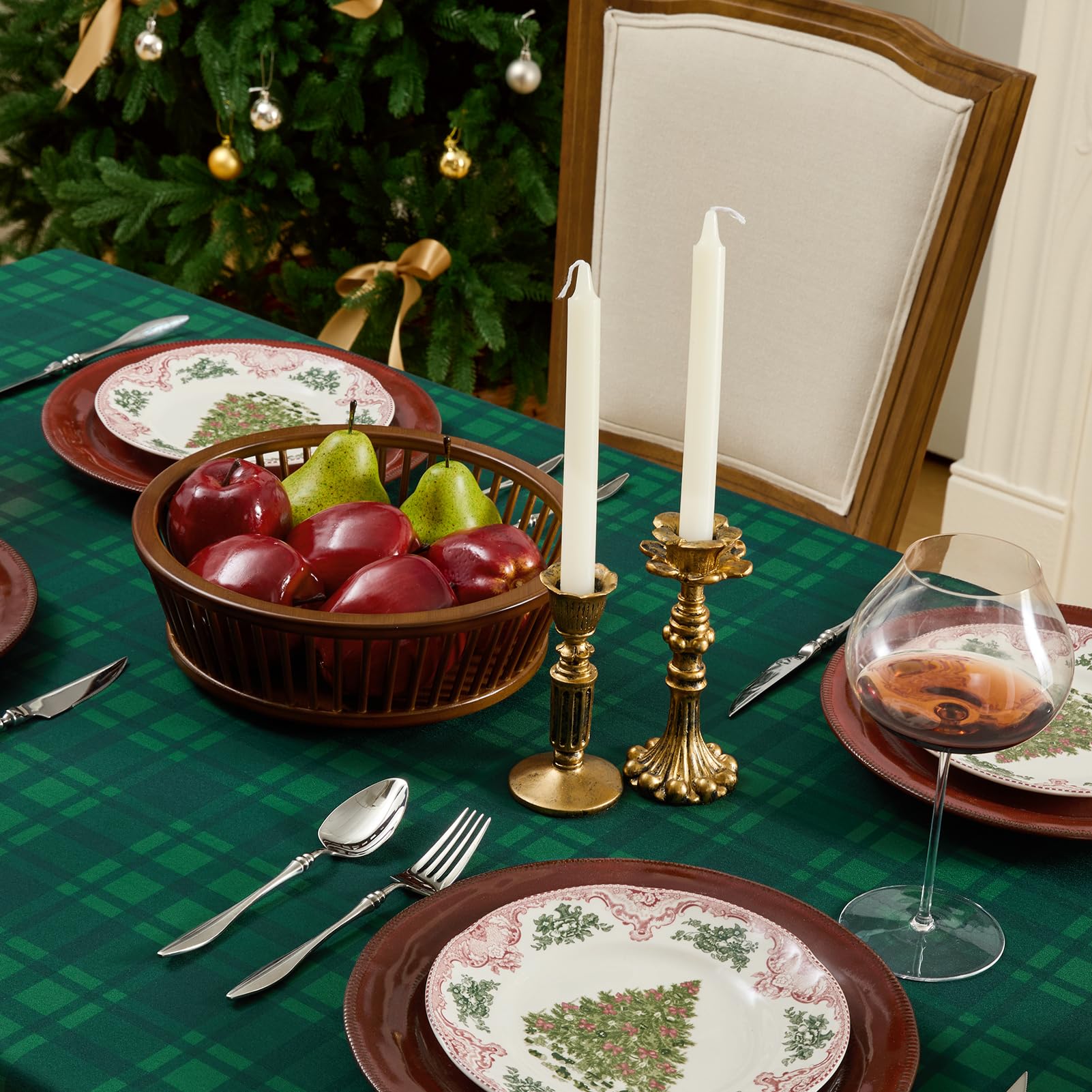 Mesa lista para 8 a 10 comensales con mantel Romanstile