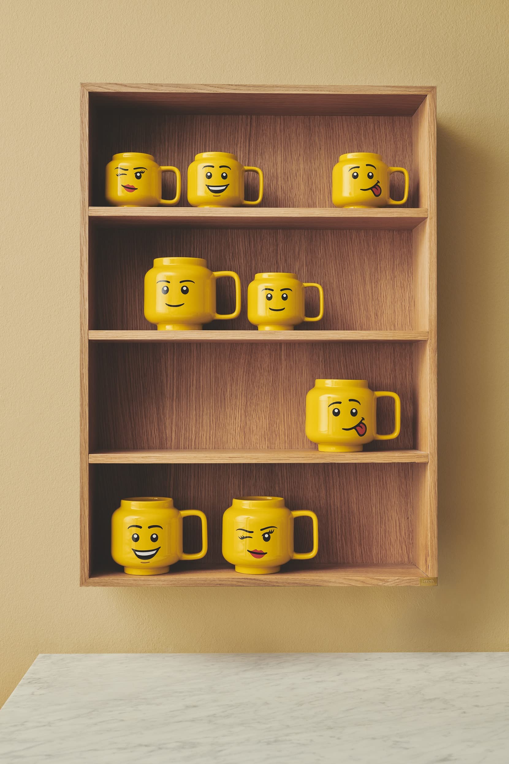 Room Copenhagen Lego: taza amarilla clásica, añade color a la mesa.