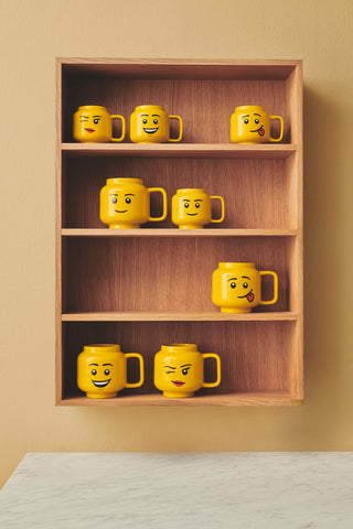 Room Copenhagen Lego: taza amarilla clásica, añade color a la mesa.