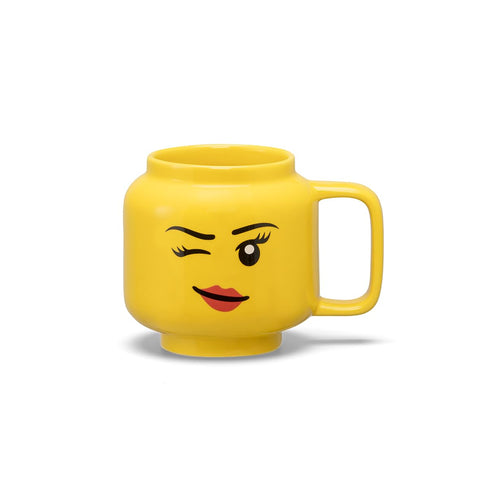 Room Copenhagen Lego taza cerámica con mujer guiño, ideal para empezar el día.