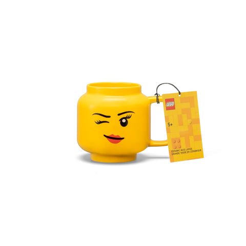 Room Copenhagen: taza LEGO con chica guiñando, ideal para café diario.