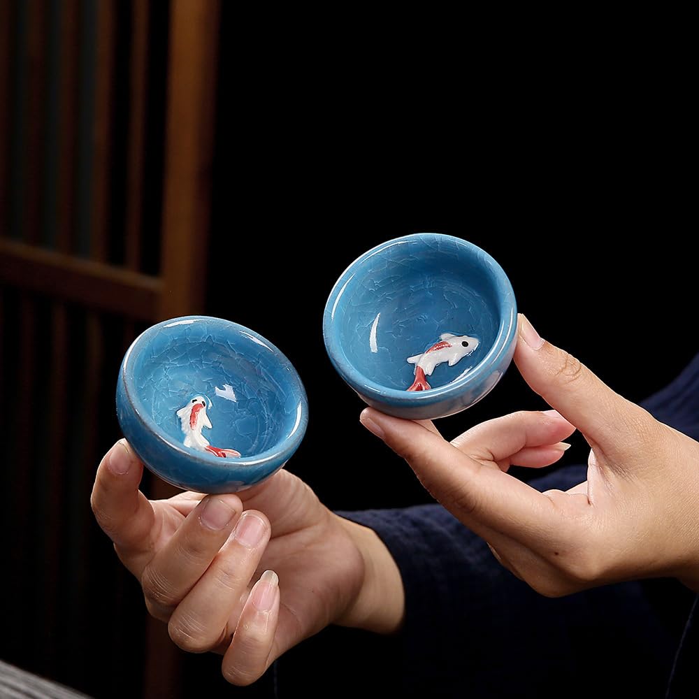 Vaso de té coreano RORA con acabado cerámico y koi para rituales de té.