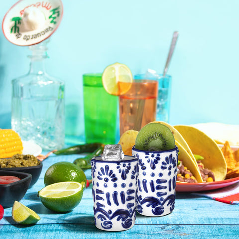 Roshtia diseño mexicano azul con ornamentos blancos, añade encanto artesanal a cualquier mesa.