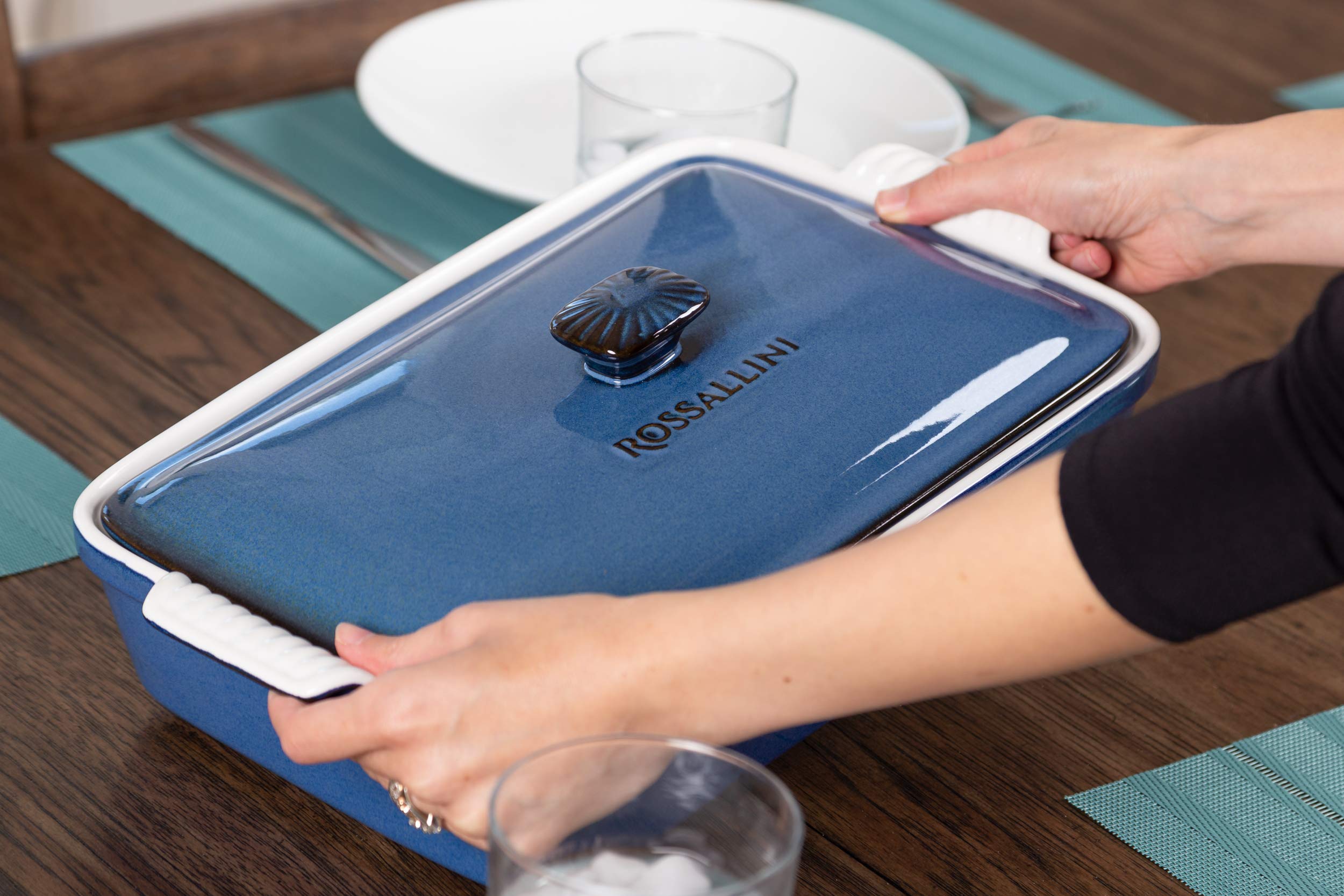 ROSSALLINI mango ergonómico para transportar la cazuela con facilidad.