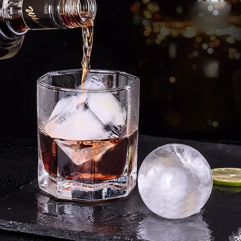 Rottay esferas de hielo de 2 pulgadas, conservan frío más tiempo.