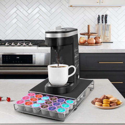 ROWISE cafetera encajada sobre la bandeja, diseño práctico y limpio.