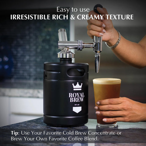 Keg de 64 onzas con tap de Royal Brew listo para servir en casa.