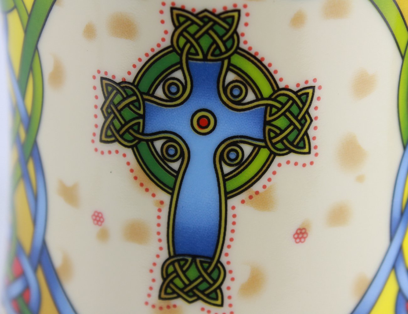 Taza Royal Tara, cerámica de hueso y motivos celtas elegantes.